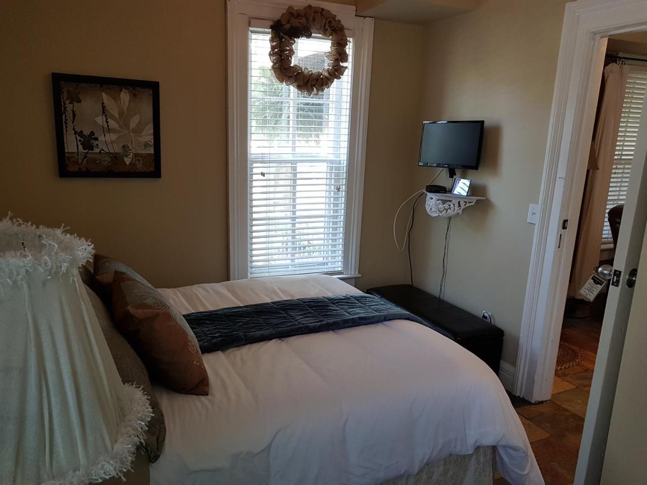 Hellemsfield Inn & Bed And Breakfast Kingsville エクステリア 写真