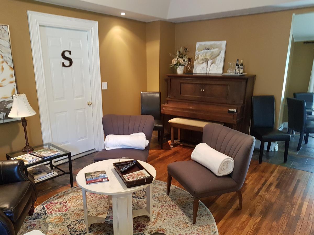 Hellemsfield Inn & Bed And Breakfast Kingsville エクステリア 写真
